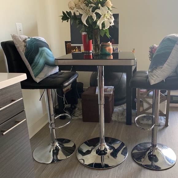 High top table with two matching bar seats - Picture 1 of 6